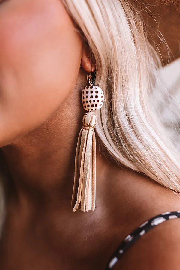 20-53 The Daphne Arabic Spotted Shell Earrings in Beige - Image 5